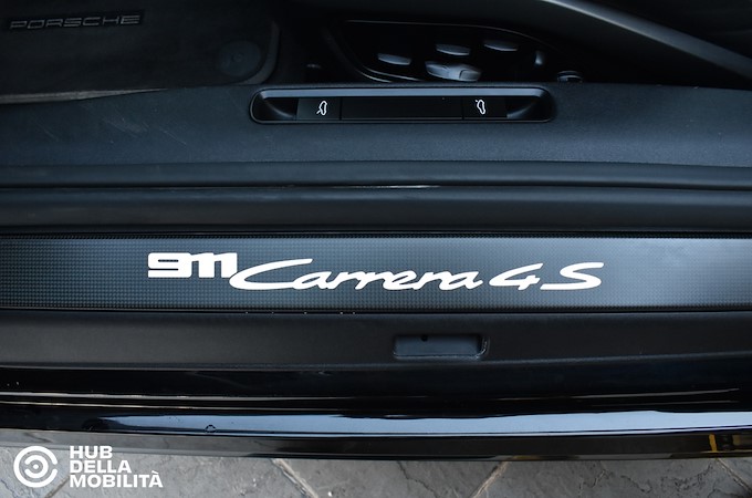 PORSCHE 911 Carrera 4S